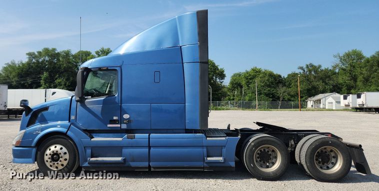 image for item LX9707 2015 Volvo VNL  semi truck