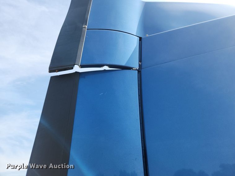 image for item LX9707 2015 Volvo VNL  semi truck