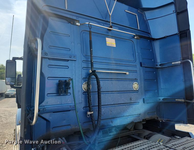 image for item LX9707 2015 Volvo VNL  semi truck