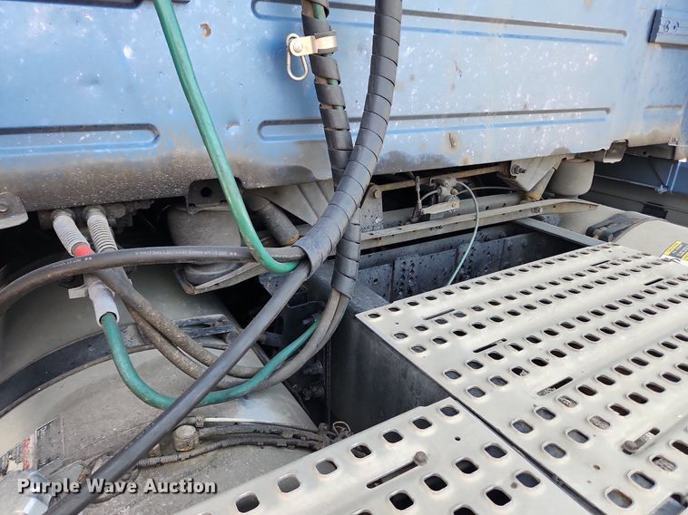 image for item LX9707 2015 Volvo VNL  semi truck