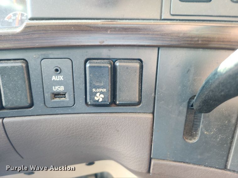 image for item LX9707 2015 Volvo VNL  semi truck