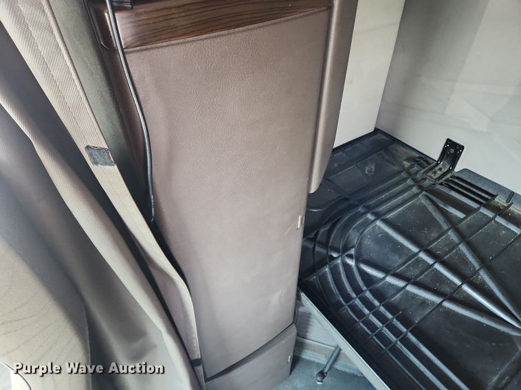 image for item LX9707 2015 Volvo VNL  semi truck