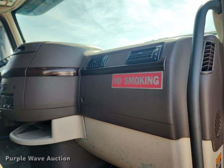 image for item LX9707 2015 Volvo VNL  semi truck