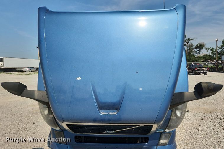 image for item LX9707 2015 Volvo VNL  semi truck