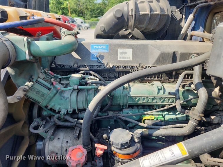 image for item LX9707 2015 Volvo VNL  semi truck