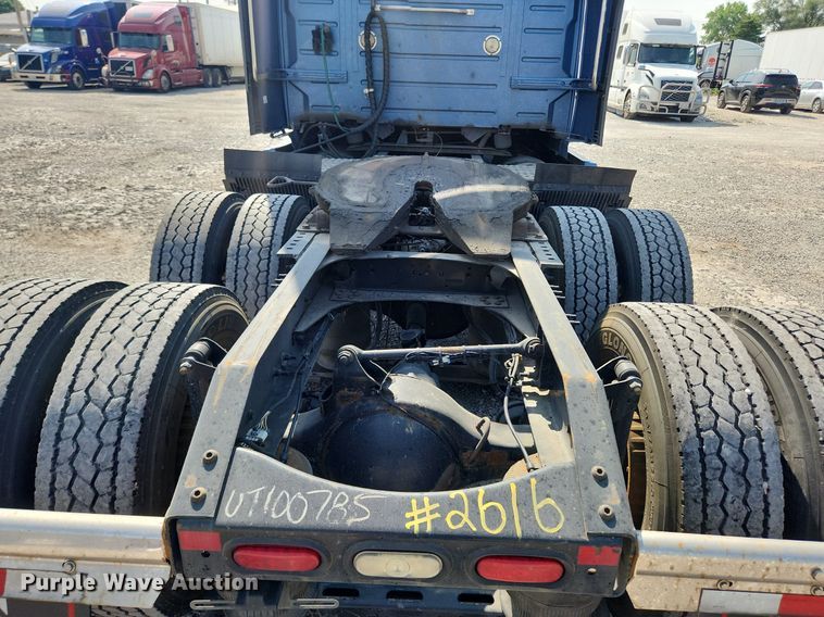 image for item LX9707 2015 Volvo VNL  semi truck