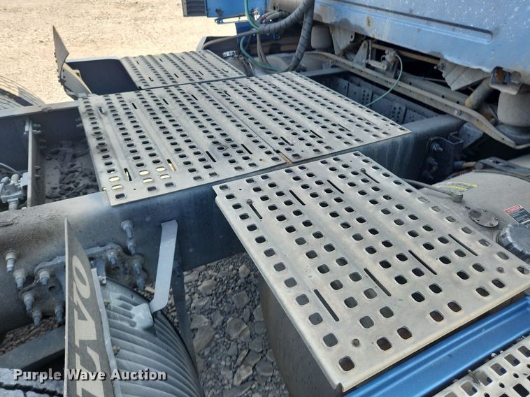 image for item LX9707 2015 Volvo VNL  semi truck