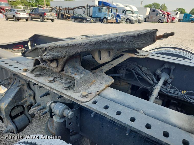 image for item LX9707 2015 Volvo VNL  semi truck