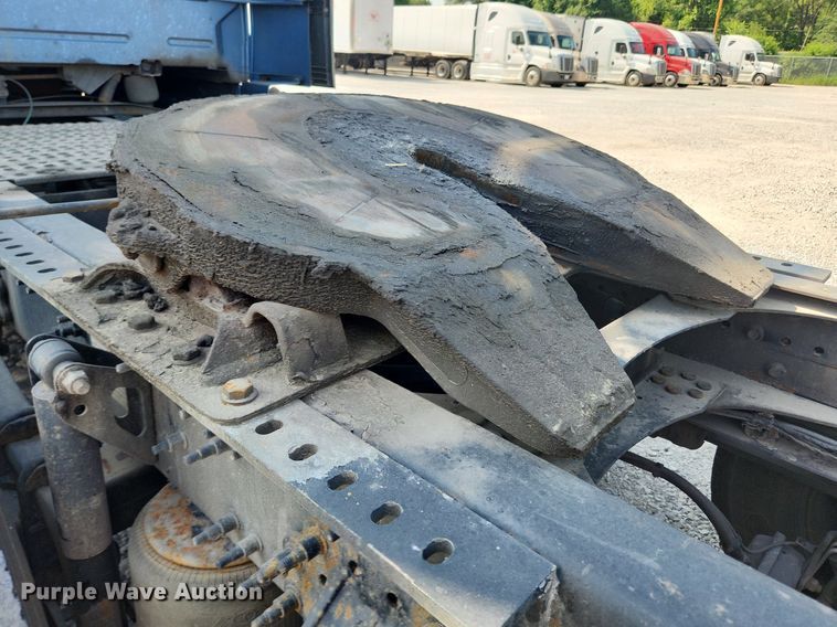 image for item LX9707 2015 Volvo VNL  semi truck