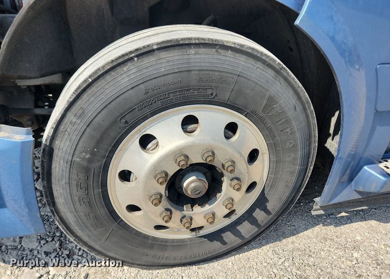 image for item LX9707 2015 Volvo VNL  semi truck