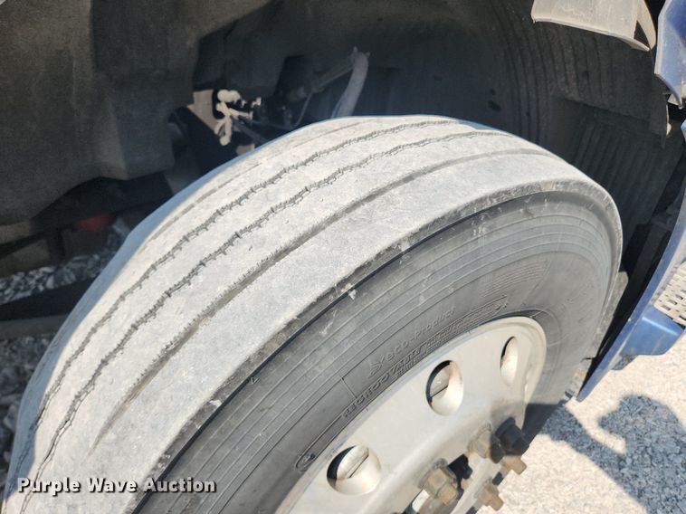 image for item LX9707 2015 Volvo VNL  semi truck