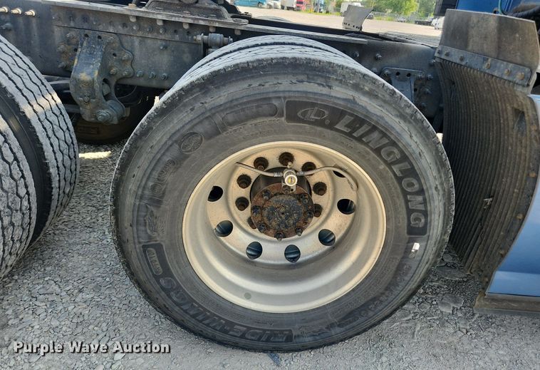 image for item LX9707 2015 Volvo VNL  semi truck