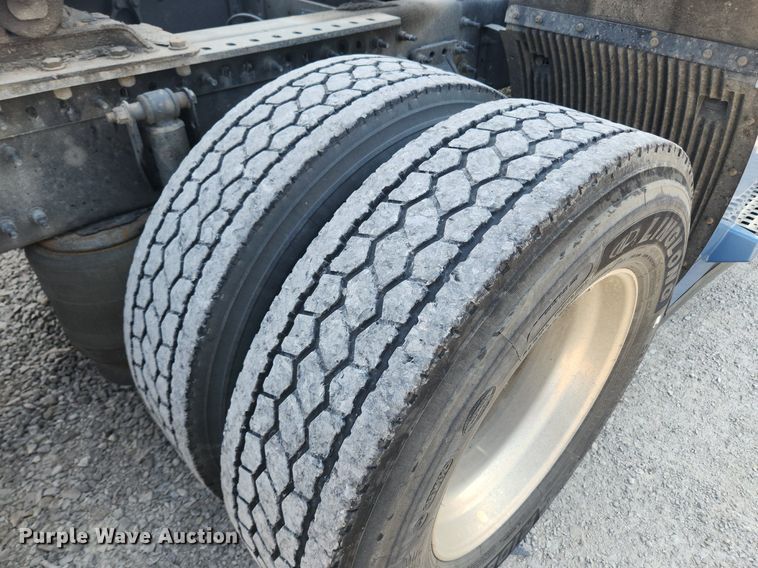 image for item LX9707 2015 Volvo VNL  semi truck