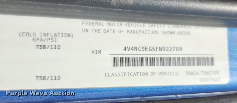 image for item LX9707 2015 Volvo VNL  semi truck