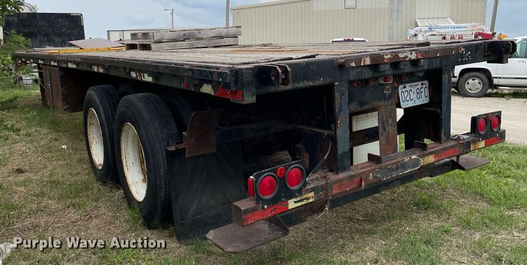 image for item LY9749 1992 Utility  flatbed trailer