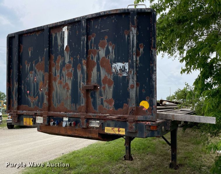 image for item LY9749 1992 Utility  flatbed trailer