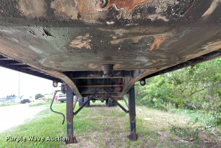 image for item LY9749 1992 Utility  flatbed trailer