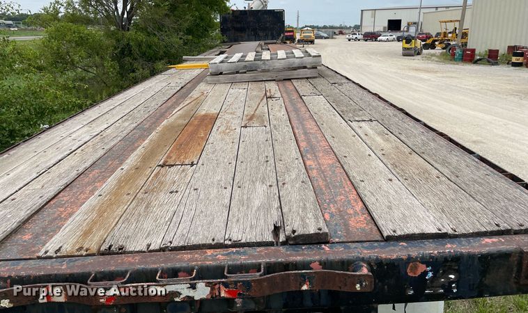 image for item LY9749 1992 Utility  flatbed trailer