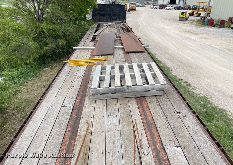 image for item LY9749 1992 Utility  flatbed trailer