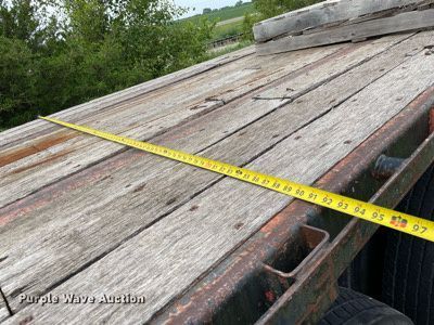 image for item LY9749 1992 Utility  flatbed trailer