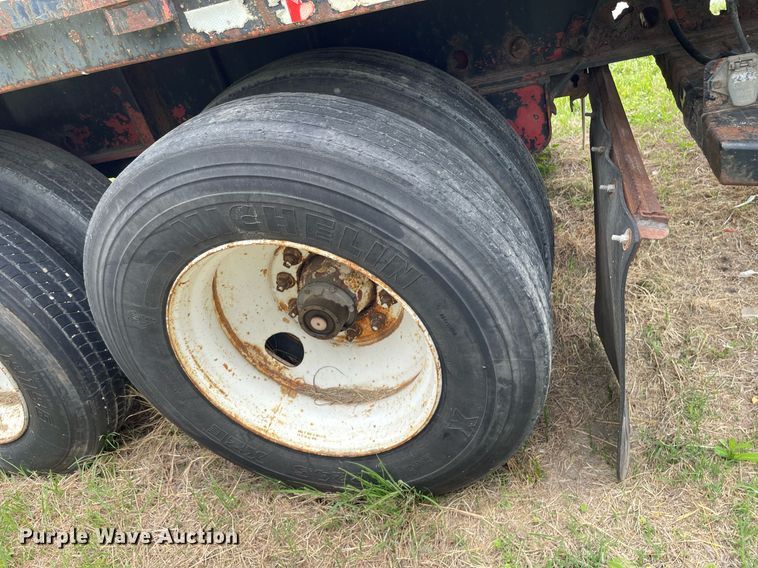 image for item LY9749 1992 Utility  flatbed trailer