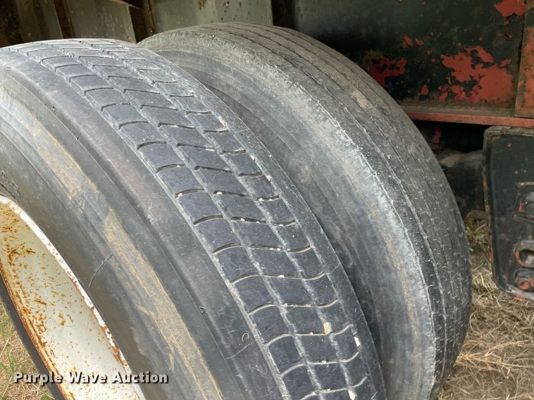 image for item LY9749 1992 Utility  flatbed trailer