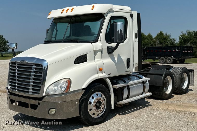 image for item MB9535 2010 Freightliner Cascadia  semi truck