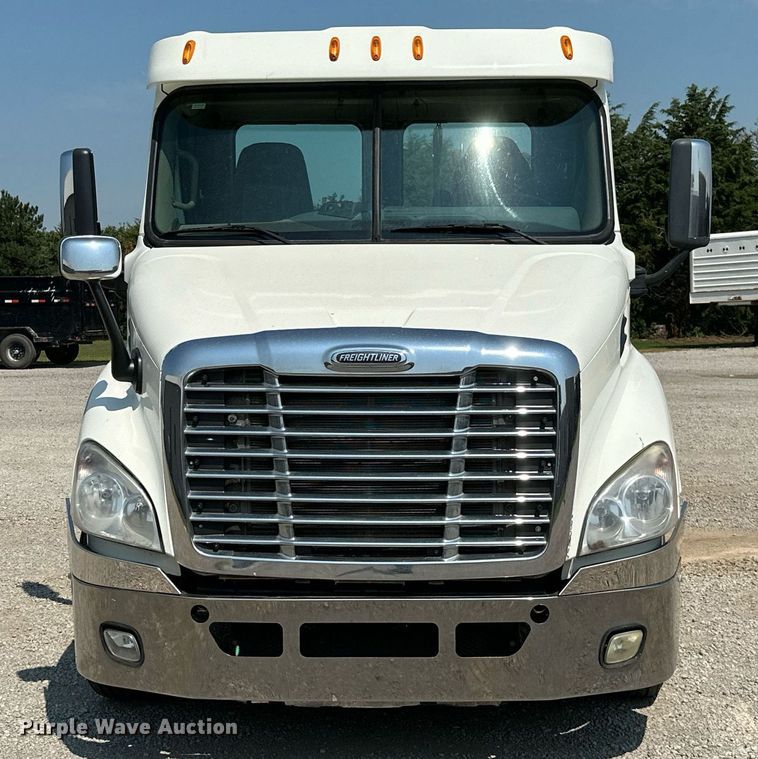 image for item MB9535 2010 Freightliner Cascadia  semi truck