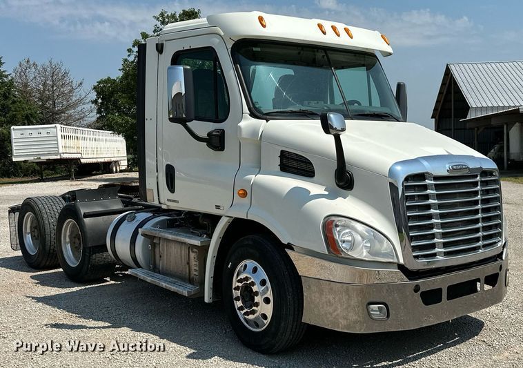 image for item MB9535 2010 Freightliner Cascadia  semi truck