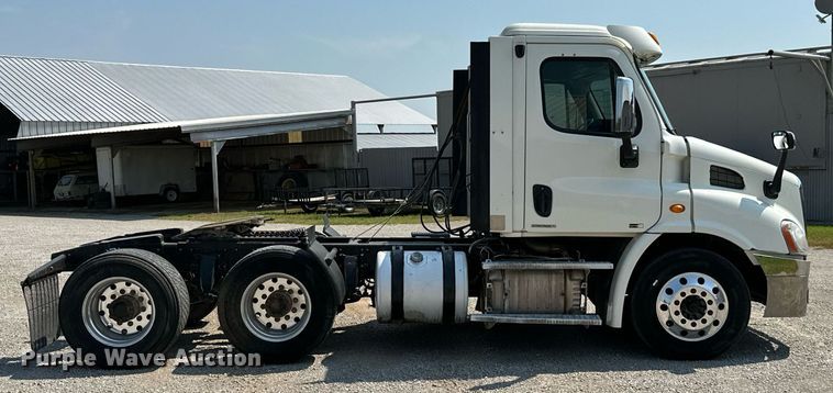 image for item MB9535 2010 Freightliner Cascadia  semi truck