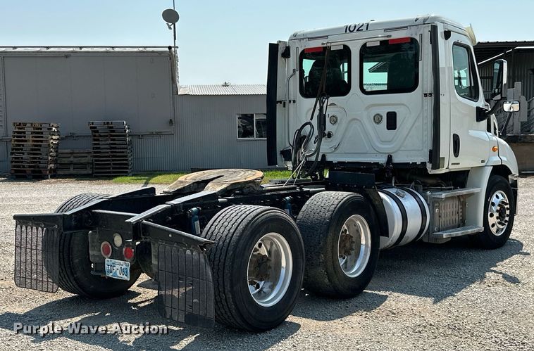 image for item MB9535 2010 Freightliner Cascadia  semi truck