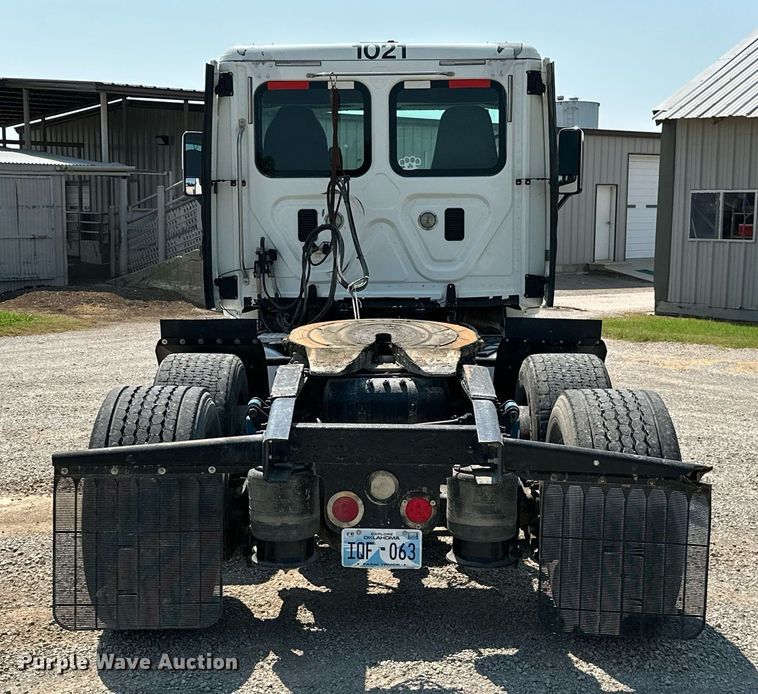 image for item MB9535 2010 Freightliner Cascadia  semi truck