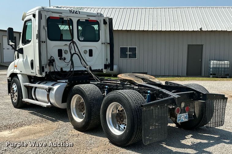 image for item MB9535 2010 Freightliner Cascadia  semi truck