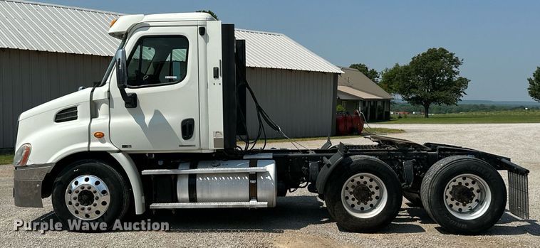 image for item MB9535 2010 Freightliner Cascadia  semi truck