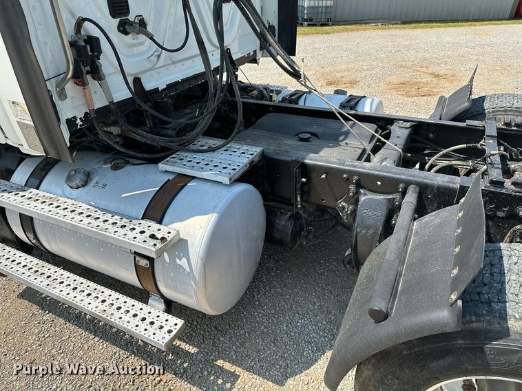 image for item MB9535 2010 Freightliner Cascadia  semi truck