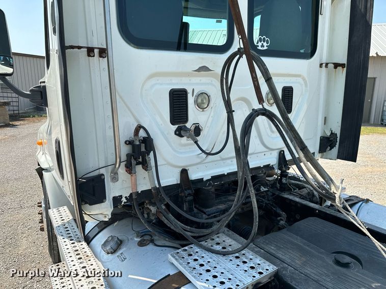 image for item MB9535 2010 Freightliner Cascadia  semi truck