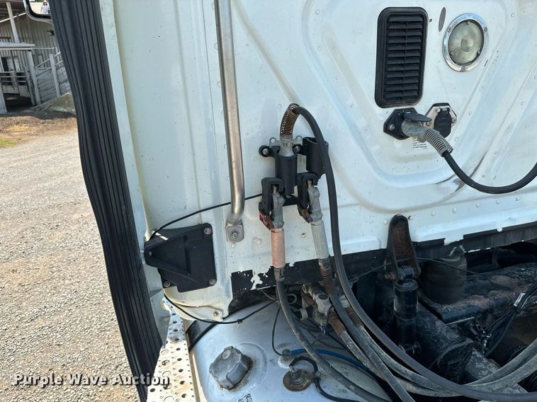 image for item MB9535 2010 Freightliner Cascadia  semi truck