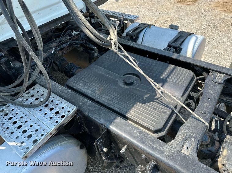 image for item MB9535 2010 Freightliner Cascadia  semi truck