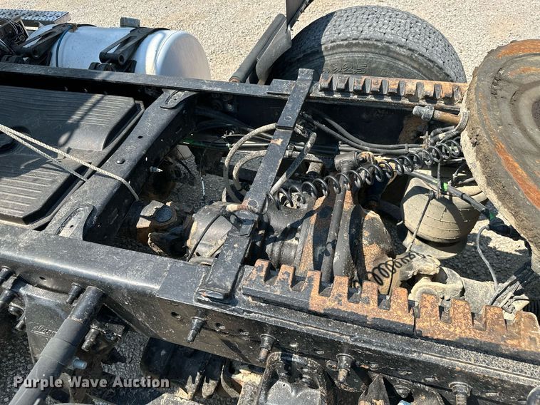 image for item MB9535 2010 Freightliner Cascadia  semi truck