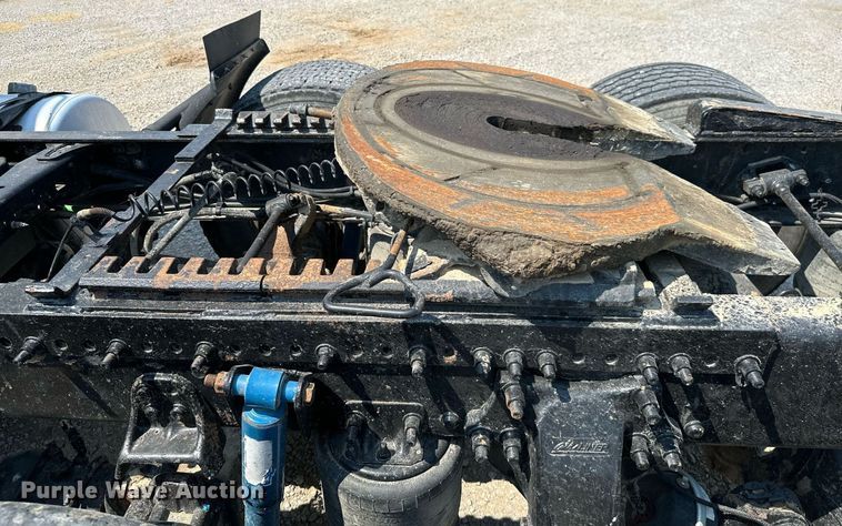 image for item MB9535 2010 Freightliner Cascadia  semi truck