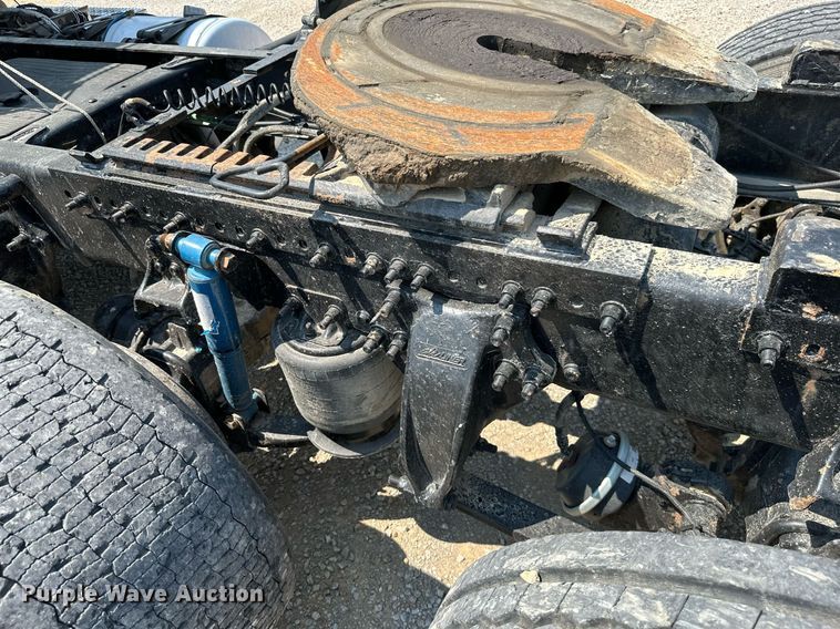 image for item MB9535 2010 Freightliner Cascadia  semi truck