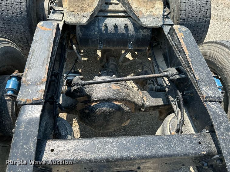 image for item MB9535 2010 Freightliner Cascadia  semi truck