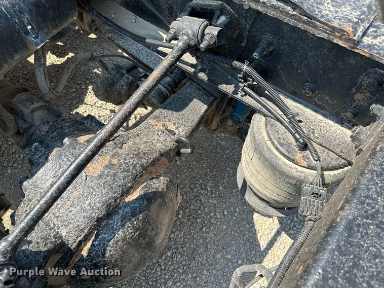 image for item MB9535 2010 Freightliner Cascadia  semi truck