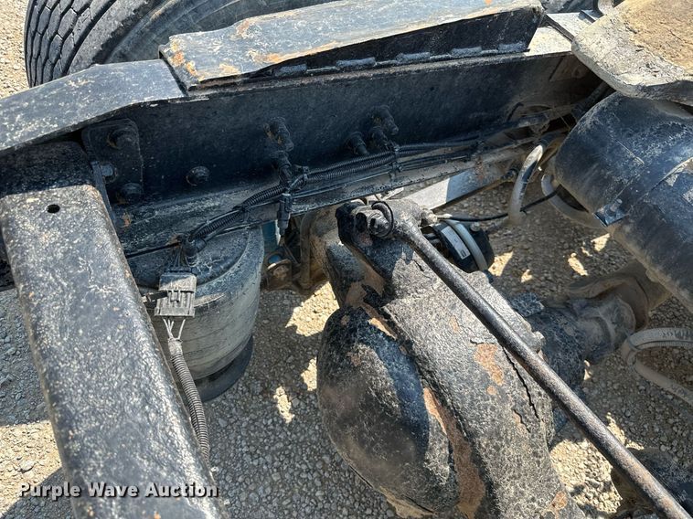 image for item MB9535 2010 Freightliner Cascadia  semi truck