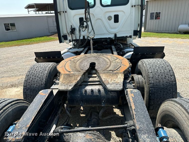 image for item MB9535 2010 Freightliner Cascadia  semi truck