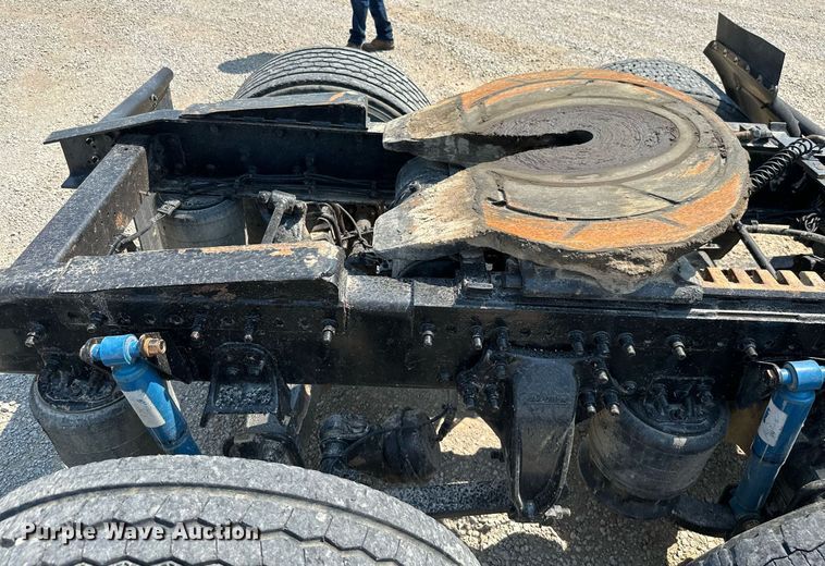 image for item MB9535 2010 Freightliner Cascadia  semi truck