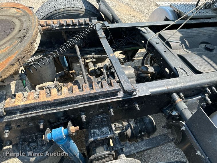 image for item MB9535 2010 Freightliner Cascadia  semi truck