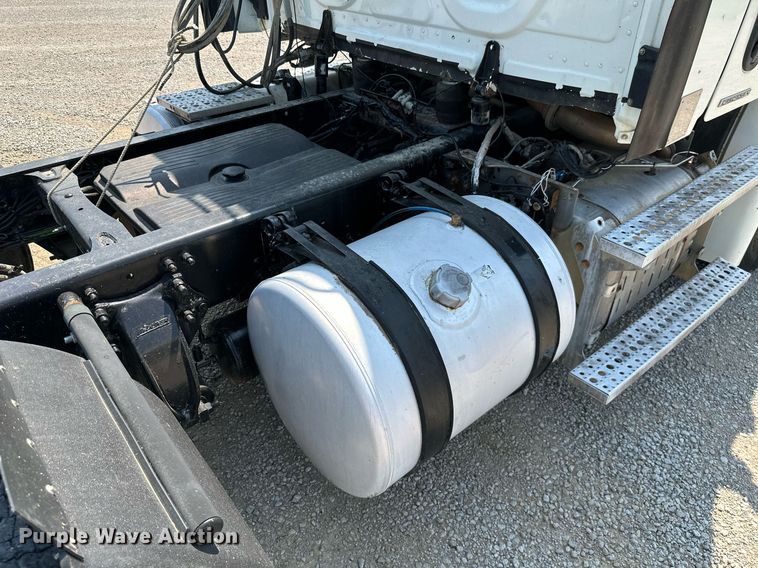 image for item MB9535 2010 Freightliner Cascadia  semi truck