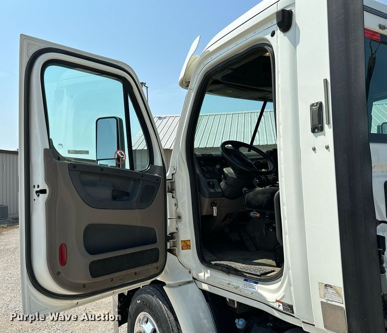 image for item MB9535 2010 Freightliner Cascadia  semi truck