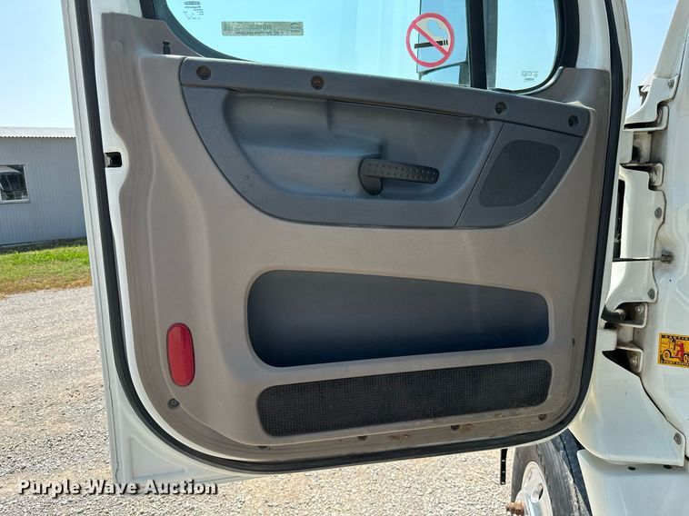 image for item MB9535 2010 Freightliner Cascadia  semi truck